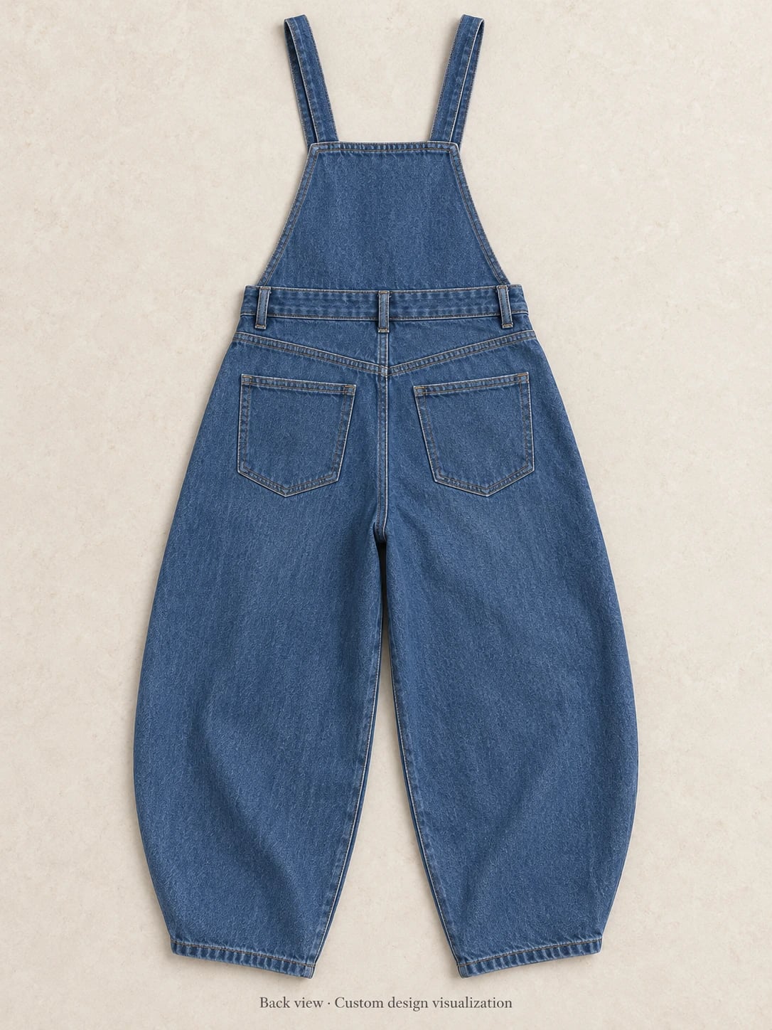 Blaue Damen-Jeanslatzhose mit Barrel-Bein zur individuellen Entwicklung — Rückansicht — Entwurfsvisualisierung